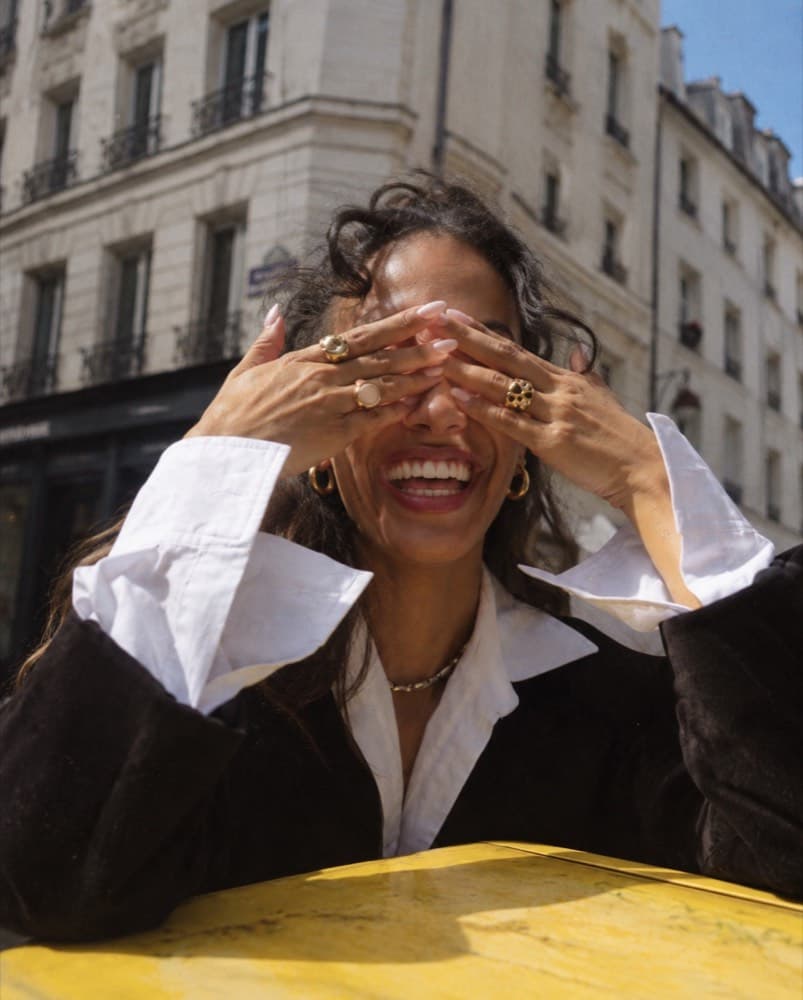 Femme souriante dans une rue de Paris