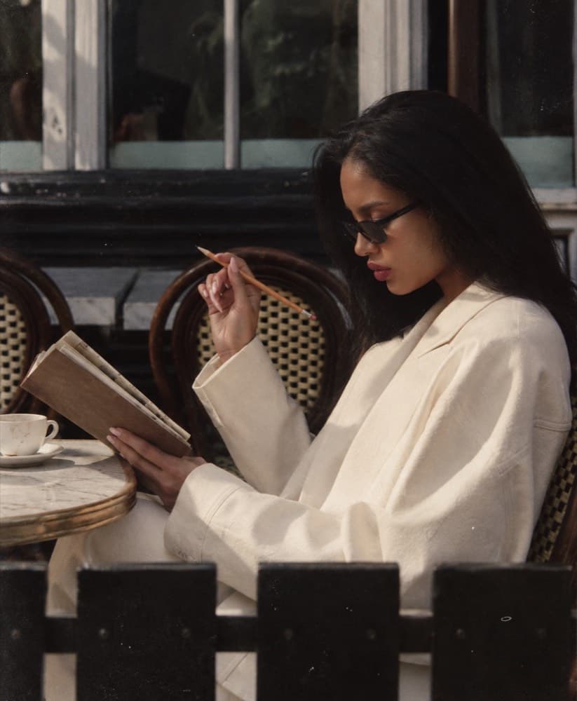 Femme prenant des notes en café